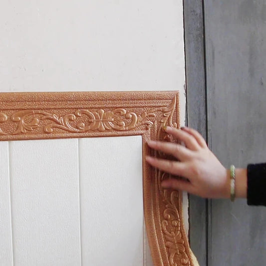 Koperen zelfklevende 3D-sierlijst op een witte muur als lijst, met een hoek gesneden onder 45°
