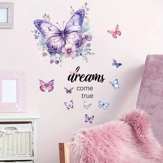Muursticker met vlinders en “dreams come true” op een lichtroze muur naast een roze pluchen stoel