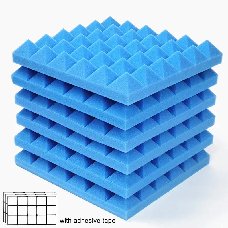 Stapel aus sechs blauen Akustikschaumstoff-Paneelen mit Pyramidenprofil auf weißem Hintergrund