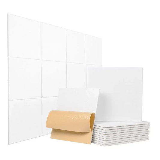 Valkoiset neliönmuotoiset paneelit, pino ja beige liimakalvo irtoamassa, valkoisella taustalla