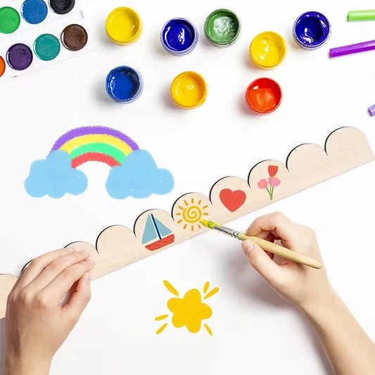 Holzleiste mit Bogenkante in Regenbogenfarben gestrichen, neben Farbtöpfen