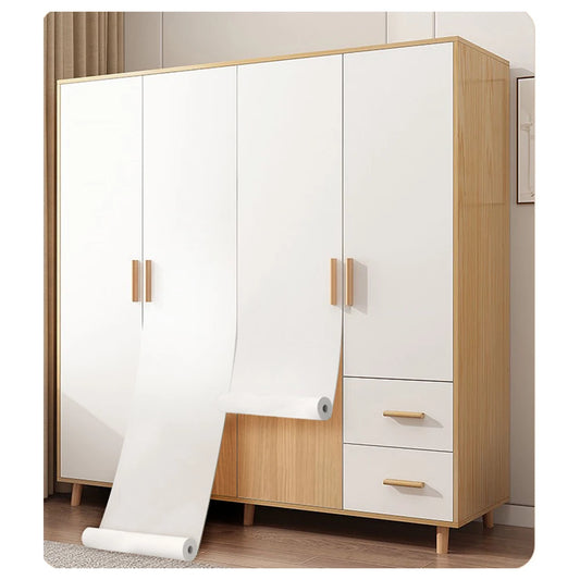 Kleiderschrank in Weiß und Holz mit weißem selbstklebendem Papier, das über eine Tür abgerollt wird
