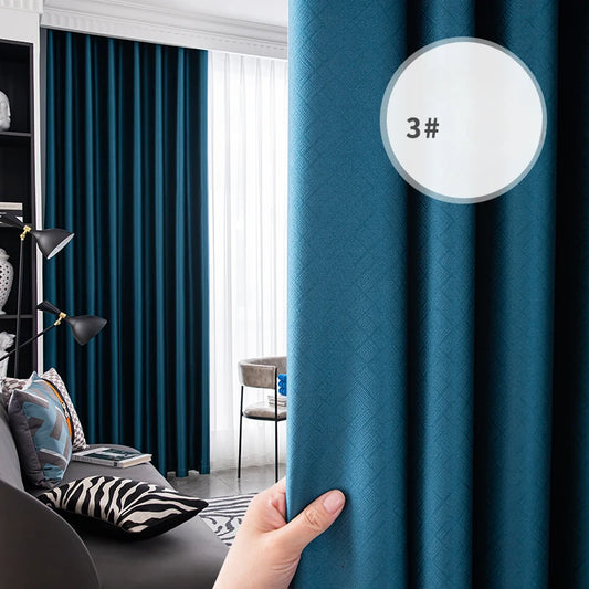 Woonkamer met een petrolblauw gordijn, Model 3, naast een raam