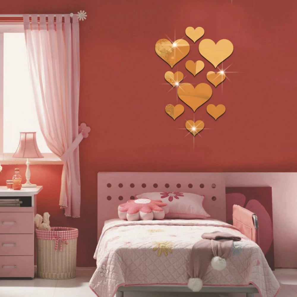 Gouden zelfklevende hartjes op een rode muur boven een bed in de slaapkamer