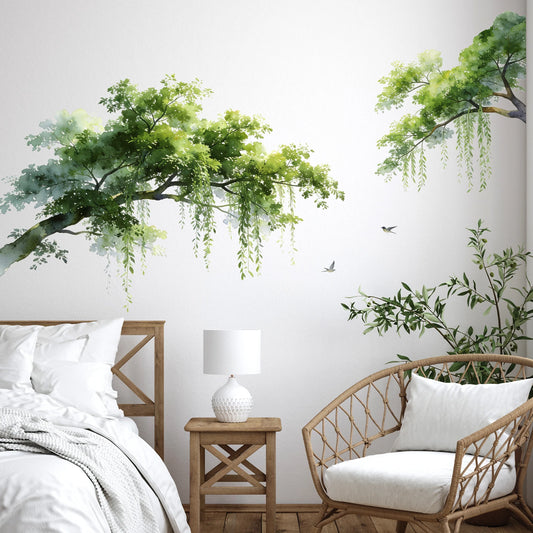 Groene aquarel takken met twee kleine vogels op een slaapkamerwand