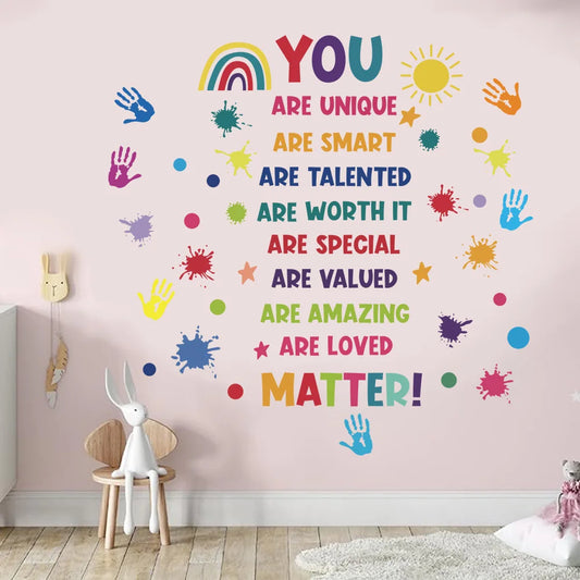 Kinderkamer met een roze muur en motiverende muursticker met Engelse teksten, zonder mensen