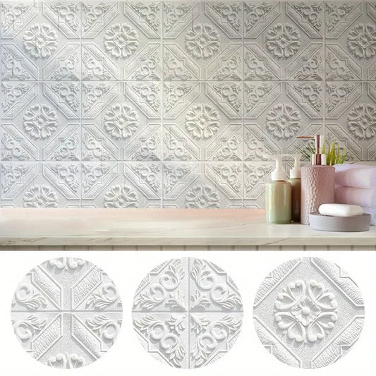 Badkamermuur bekleed met witte plafondrozetpanelen en drie details van het reliëf