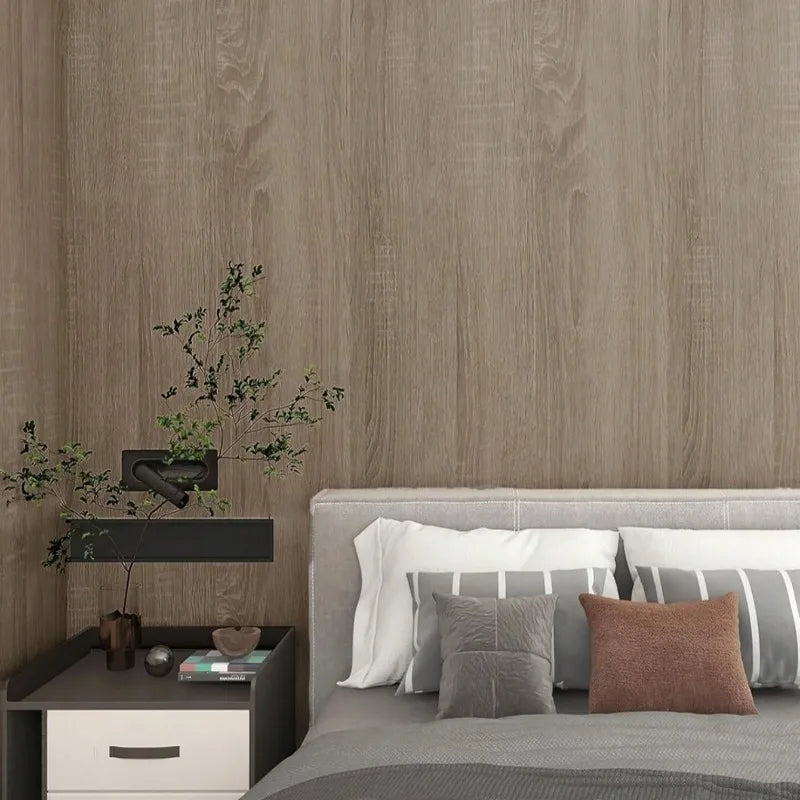 Wand hinter dem Bett mit Klebefolie in graubeiger Holzoptik beklebt