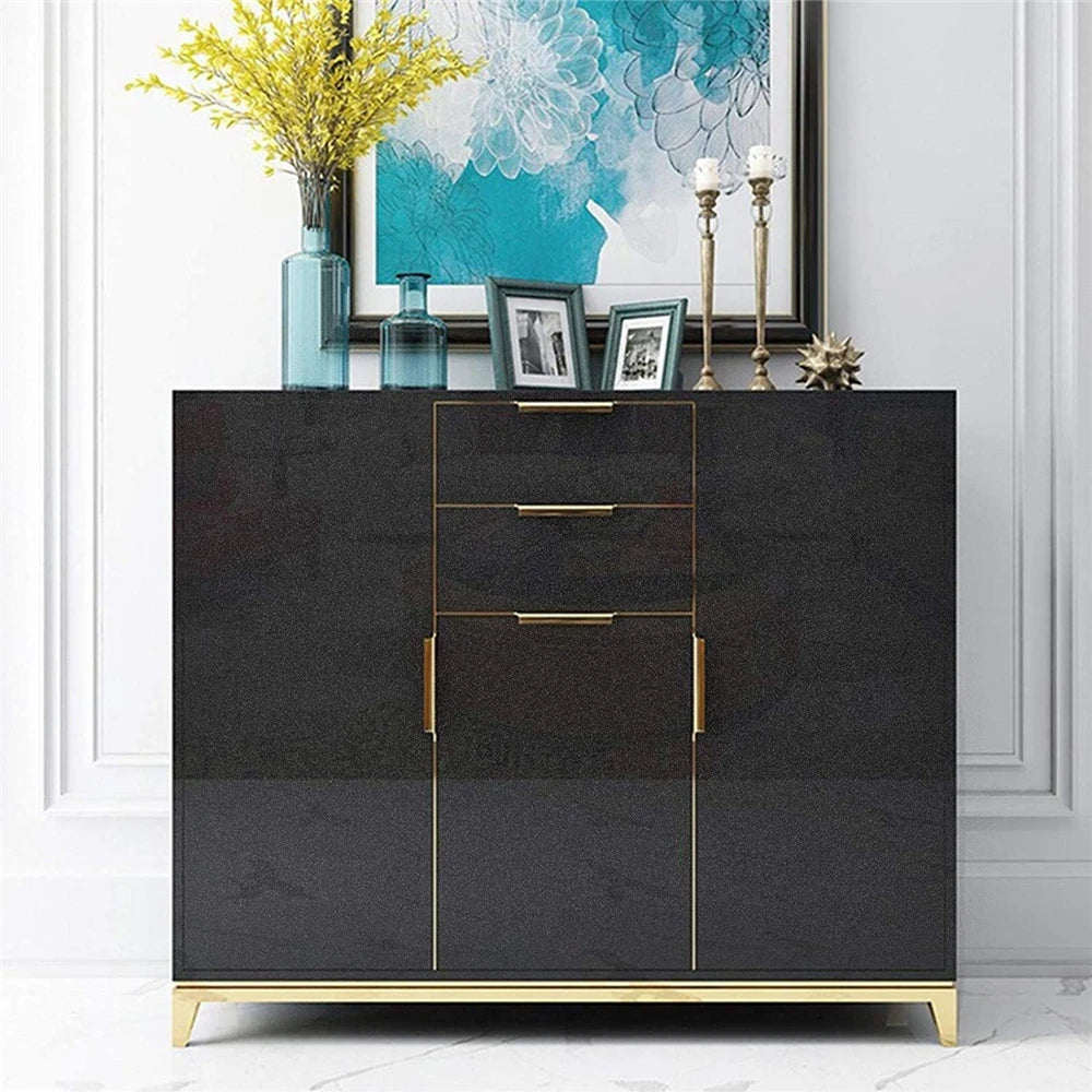 Sideboard mit Türen, die mit glänzender schwarzer Möbelfolie beklebt sind, und goldenen Verzierungen
