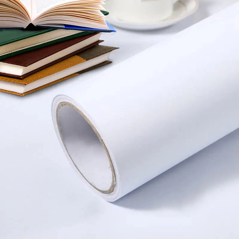 Rolle Möbelfolie in Reinweiß mit Büchern im Hintergrund