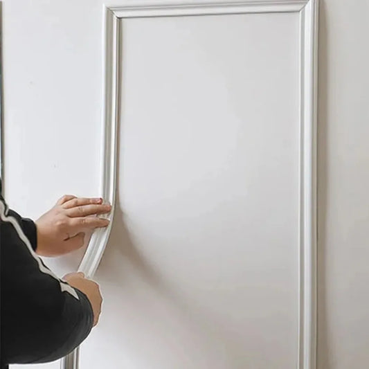 Zelfklevende sierlijst op de muur aangebracht als paneel