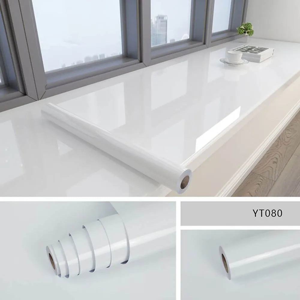 Rolle weiße Klebefolie in Marmoroptik auf einer hellen Fensterbank, mit zwei Detailaufnahmen der Rolle