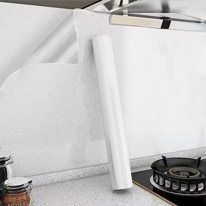 Rolle transparente Folie, am Spritzschutz neben dem Kochfeld angelehnt