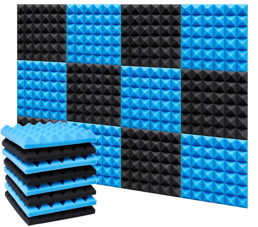 Schachbrettmuster aus schwarzen und blauen Pyramidenpaneelen an der Wand, daneben ein Stapel Paneele