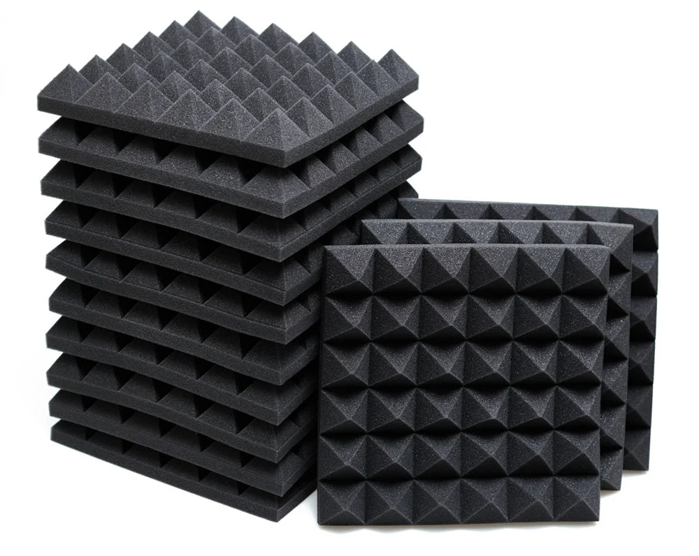 Zwei Stapel schwarzer Akustikschaumstoff-Paneele mit Pyramidenprofil auf weißem Hintergrund