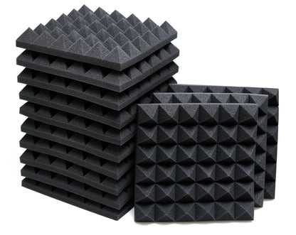 Zwei Stapel schwarzer Akustikschaumstoff-Paneele mit Pyramidenprofil auf weißem Hintergrund