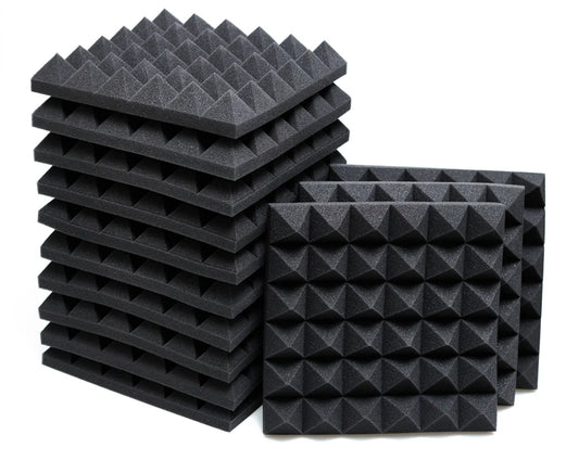 Kaksi pinoa mustia pyramidipintaisia akustisia vaahtomuovipaneeleja valkoisella taustalla