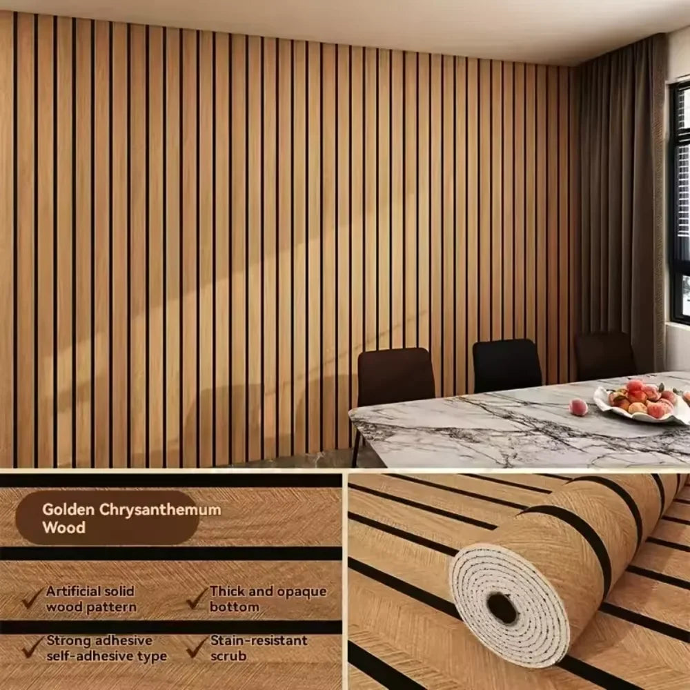 Woonkamer met een muur bekleed met verticale goudbruine latten met fijne zwarte lijnen, en een uitgerolde rol