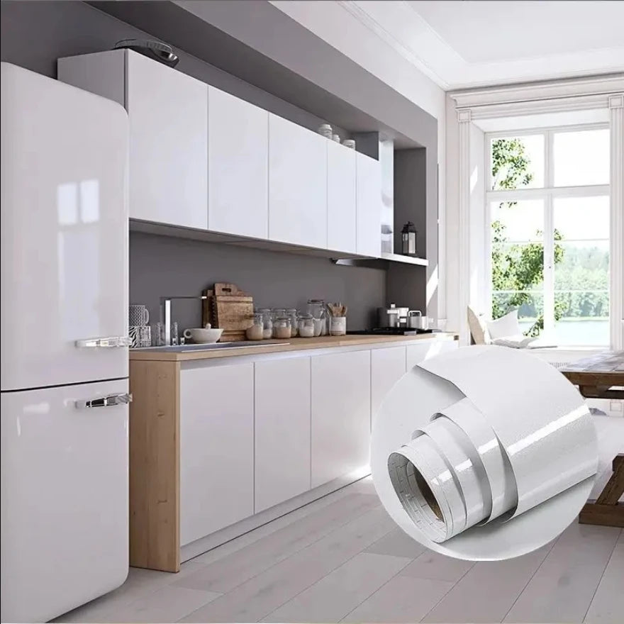 Küche mit glänzenden weißen Türen, mit Möbelfolie beklebt, und eine kleine weiße Rolle