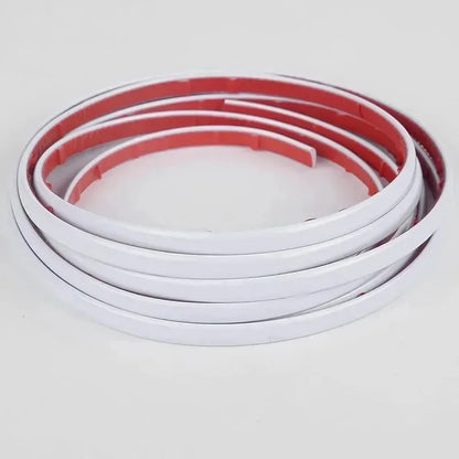 Rolle weiße flexible selbstklebende Leiste mit rotem doppelseitigem Klebeband auf der Rückseite