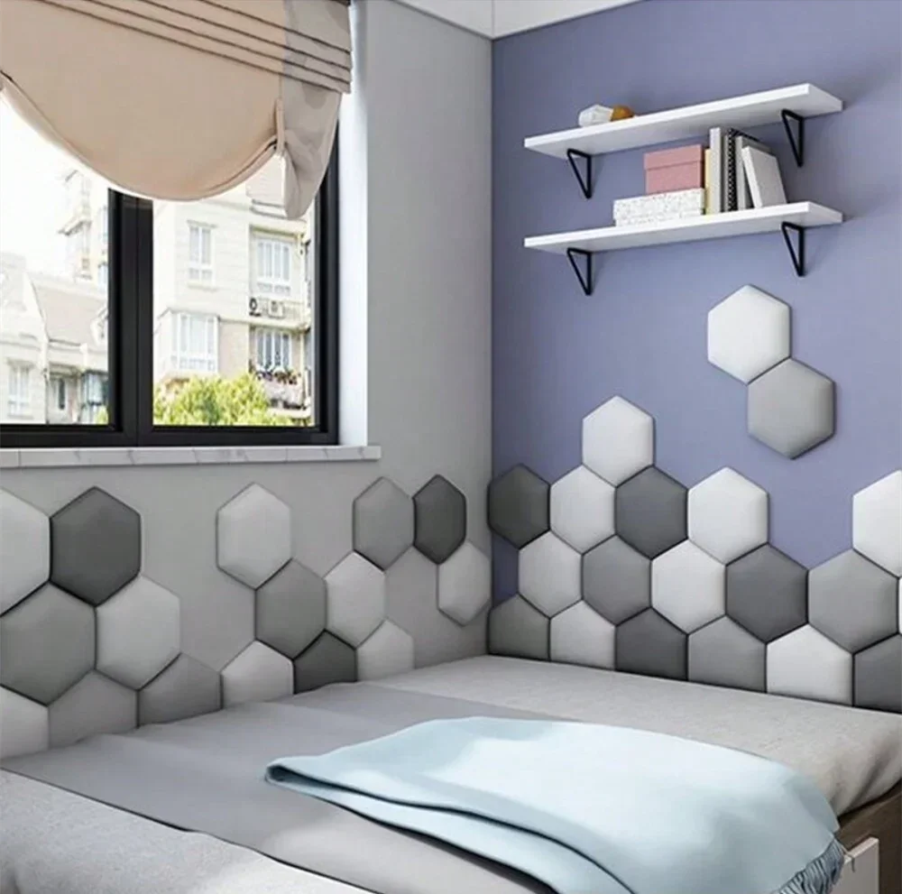 Kinderkamer met grijze en witte gestoffeerde zeshoekige panelen langs het bed