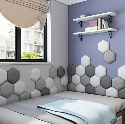 Kinderkamer met grijze en witte gestoffeerde zeshoekige panelen langs het bed