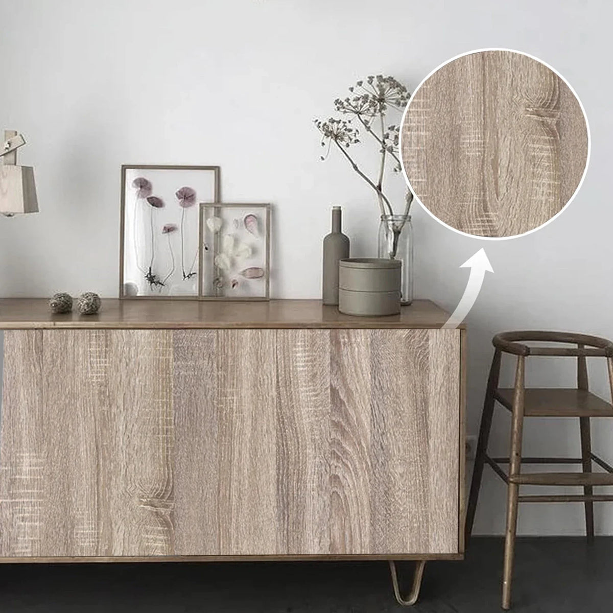Sideboard, mit Folie in Eichenoptik in Grau-Taupe beklebt, mit Nahaufnahme der Maserung