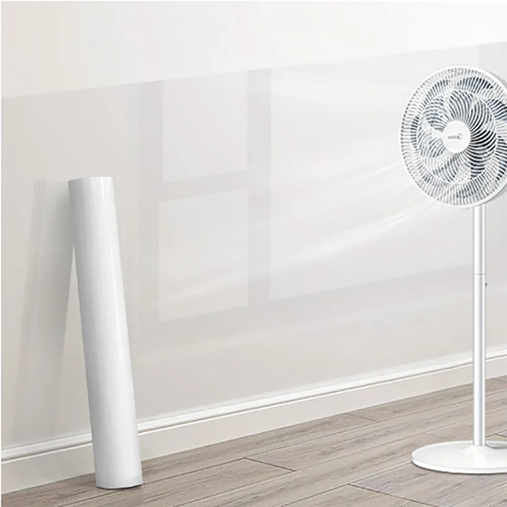 Rolle transparente Folie, an eine Wand gelehnt