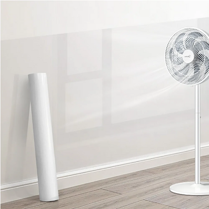 Rolle transparente Folie, an eine Wand gelehnt