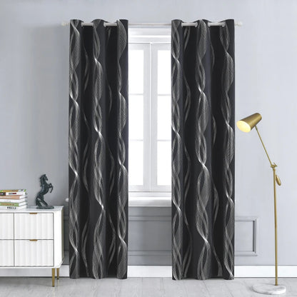 Twee donkergrijze gordijnpanelen met zilveren golven voor een raam, naast een lamp