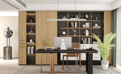 Büro mit Einbaumöbeln und Regalen in heller, warmer Holzoptik