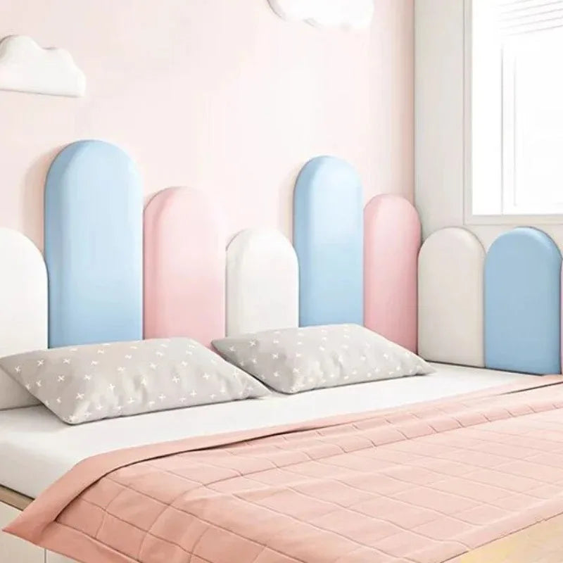 Slaapkamer met een hoofdbord van roze, blauwe en witte panelen met een boog in verschillende hoogtes