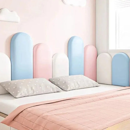 Slaapkamer met een hoofdbord van roze, blauwe en witte panelen met een boog in verschillende hoogtes