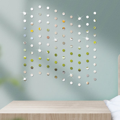 Lichtgroene muur met rijen gouden en zilveren ronde spiegels op een houten plank