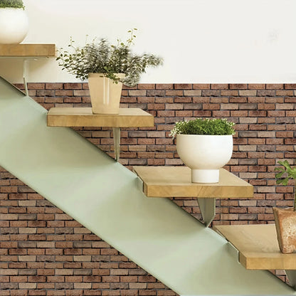 Vihreä portaikko, hyllyjä ja kasveja tiilikuvioisen 3D-paneeliseinän edessä