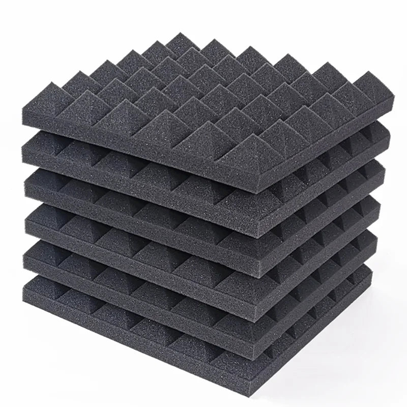 Stapel aus sechs schwarzen Akustikschaumstoff-Paneelen mit Pyramidenprofil auf weißem Hintergrund