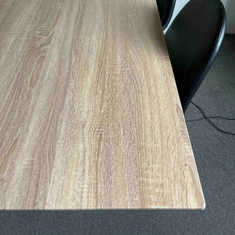 Schreibtischplatte mit Klebefolie in heller Holzoptik beklebt, Maserung und Kante in Nahaufnahme