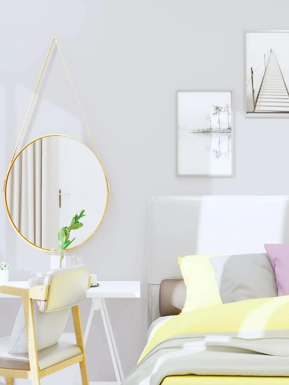 Schlafzimmer mit weißer Wand, rundem hängendem Spiegel und Bett mit gelber Decke