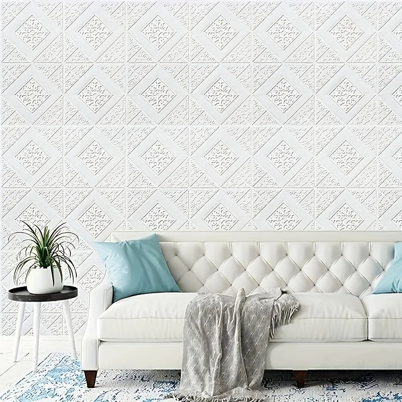 Muur achter de bank bekleed met witte 3D panelen met een ruitmotief