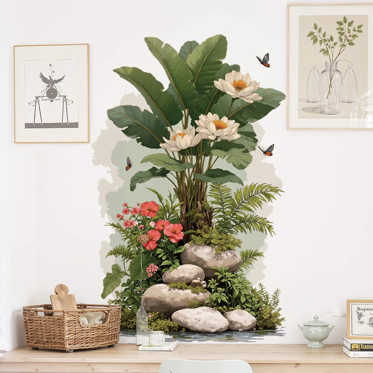 Muursticker met een tropische plant op een dressoir met een mand