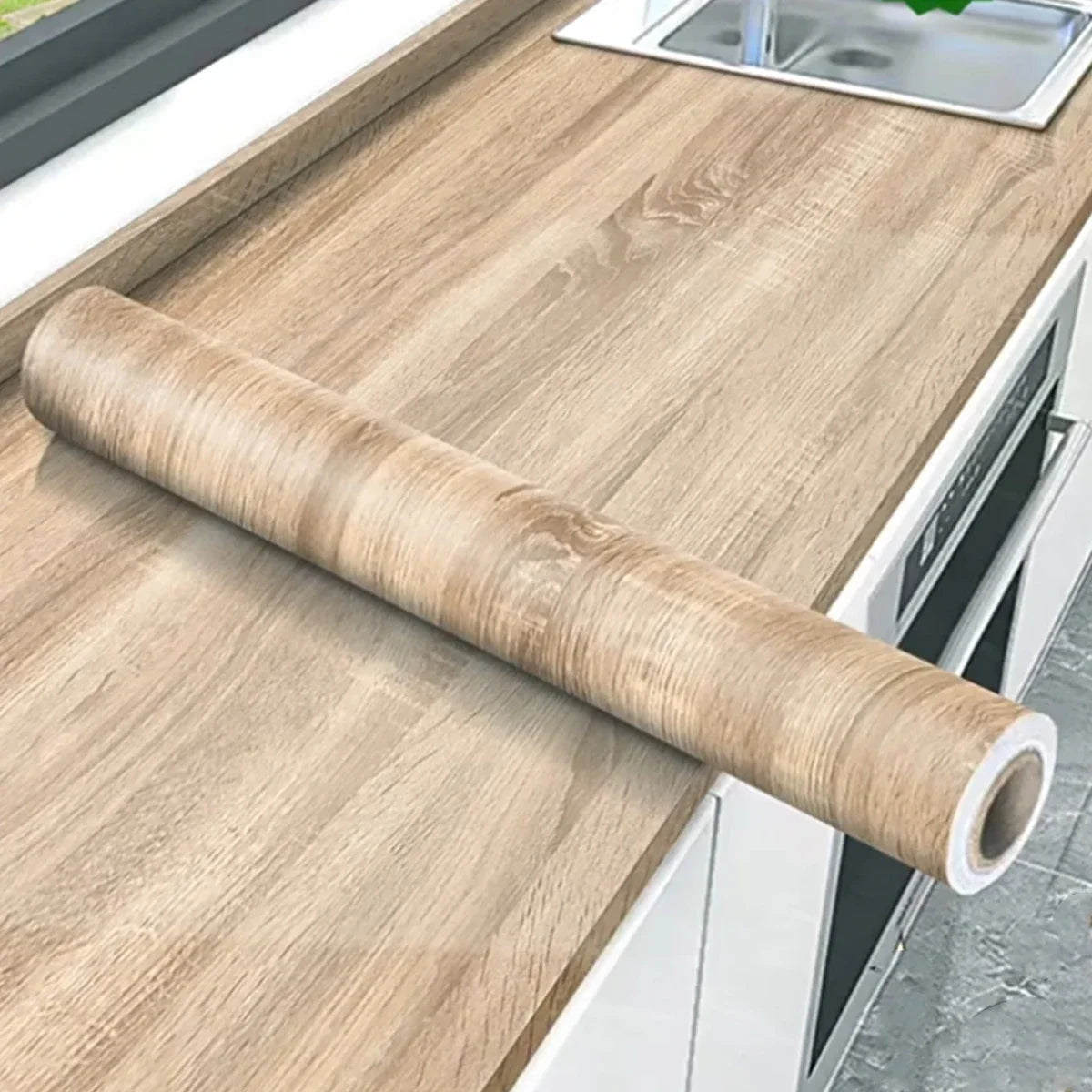Rolle Folie in heller Eichenoptik auf einer Küchenarbeitsplatte, die im selben Ton beklebt ist