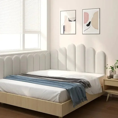 Slaapkamer met een hoofdbord van lichte gestoffeerde panelen met een boog langs de bedmuur
