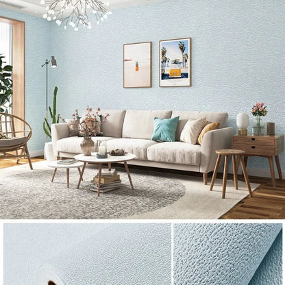 Muur bekleed met lichtblauwe fijne korrel, met de rol en een staal