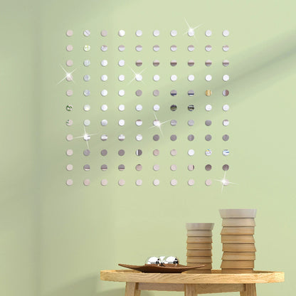 Groene muur met een raster van kleine ronde spiegels op een houten plank
