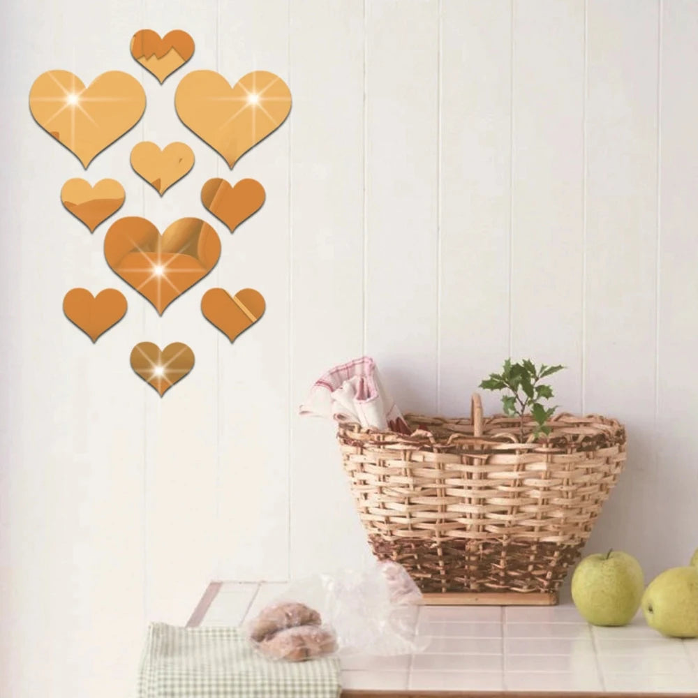 Gouden zelfklevende hartjes op een witte muur naast een rieten mand