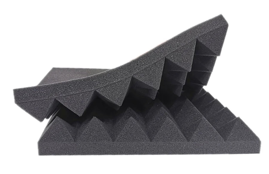 Gebogenes schwarzes Akustikschaumstoff-Paneel mit Pyramidenprofil und flexiblem Schaumstoff