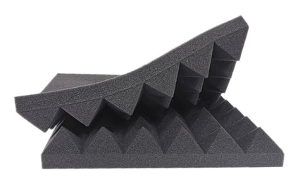 Gebogenes schwarzes Akustikschaumstoff-Paneel mit Pyramidenprofil und flexiblem Schaumstoff