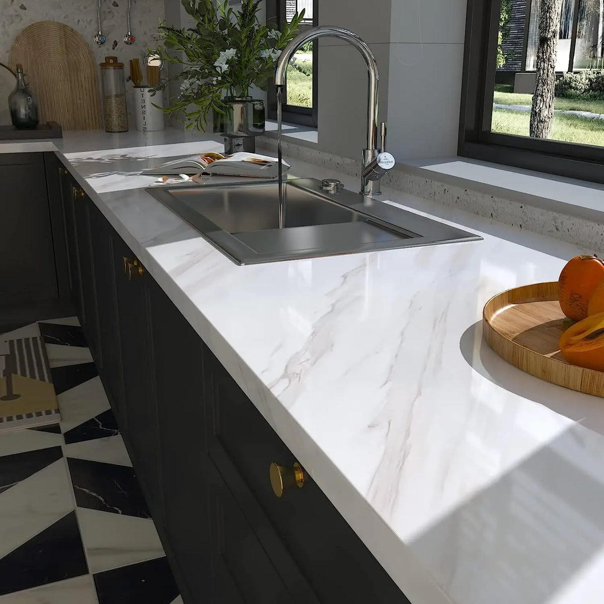 Küche mit Arbeitsplatte und Spüle, beklebt mit weißer Klebefolie in Marmoroptik