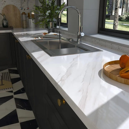Küche mit Arbeitsplatte und Spüle, beklebt mit weißer Klebefolie in Marmoroptik