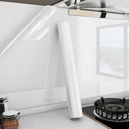 Rolle transparente Folie mit angehobener Kante auf dem Küchen-Spritzschutz